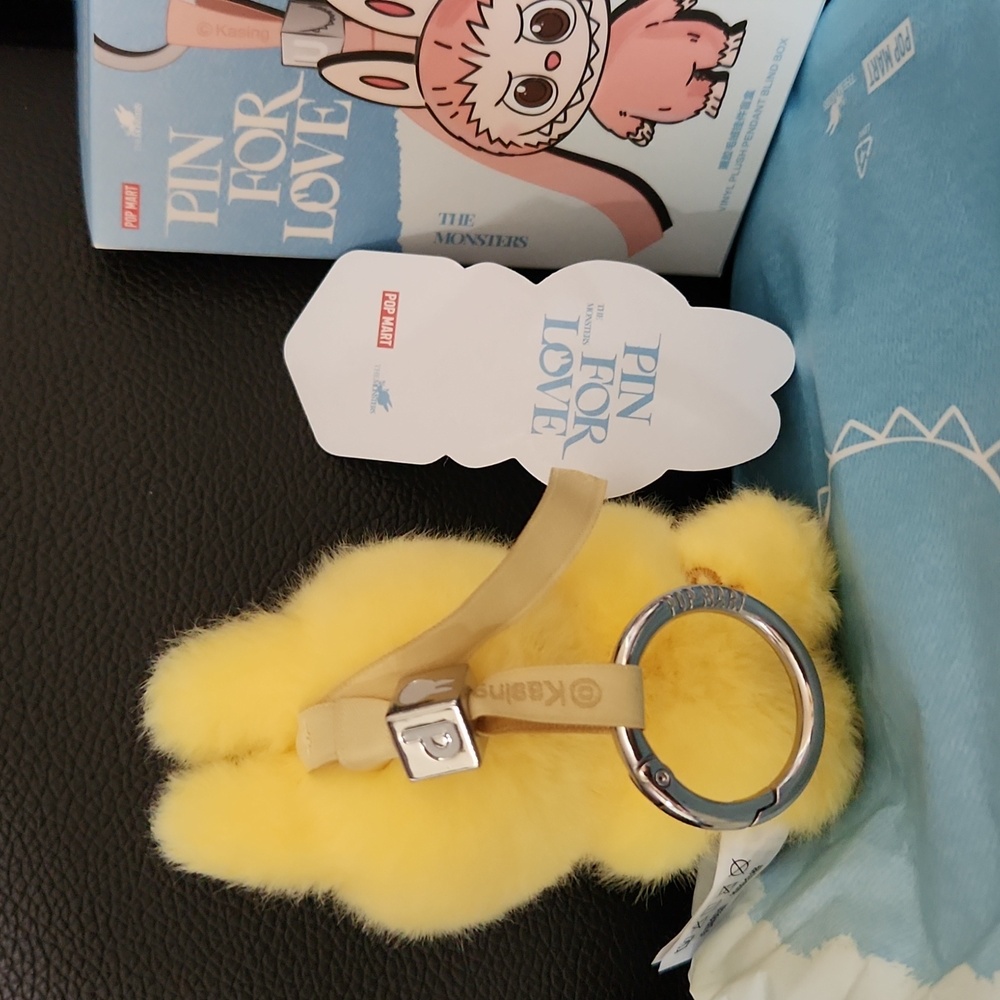 "P" PIN FOR LOVE - POPMART LABUBU PLUSH PENDANR - Picture 2 of 3
